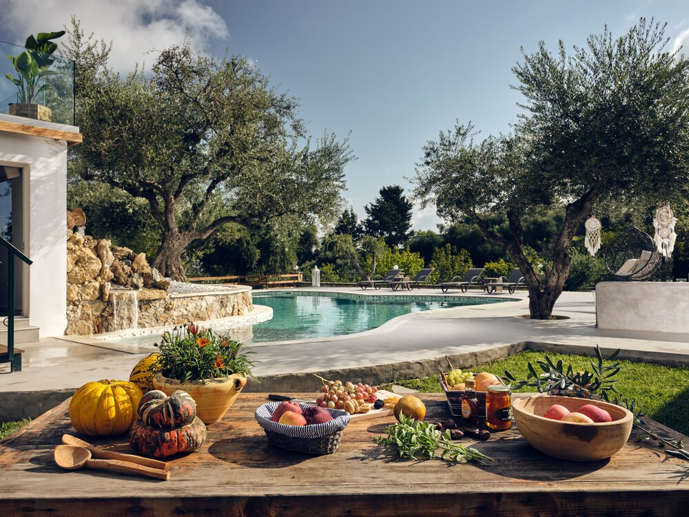 Villa Castelletto heated pool jacuzzi — 4-Star Luxury Hotel in Kipseli, Greece