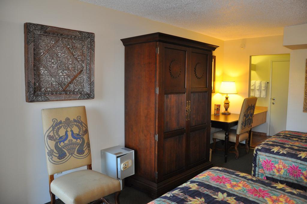 Howard Johnson by Wyndham Lake Front Park Kissimmee - photo 18