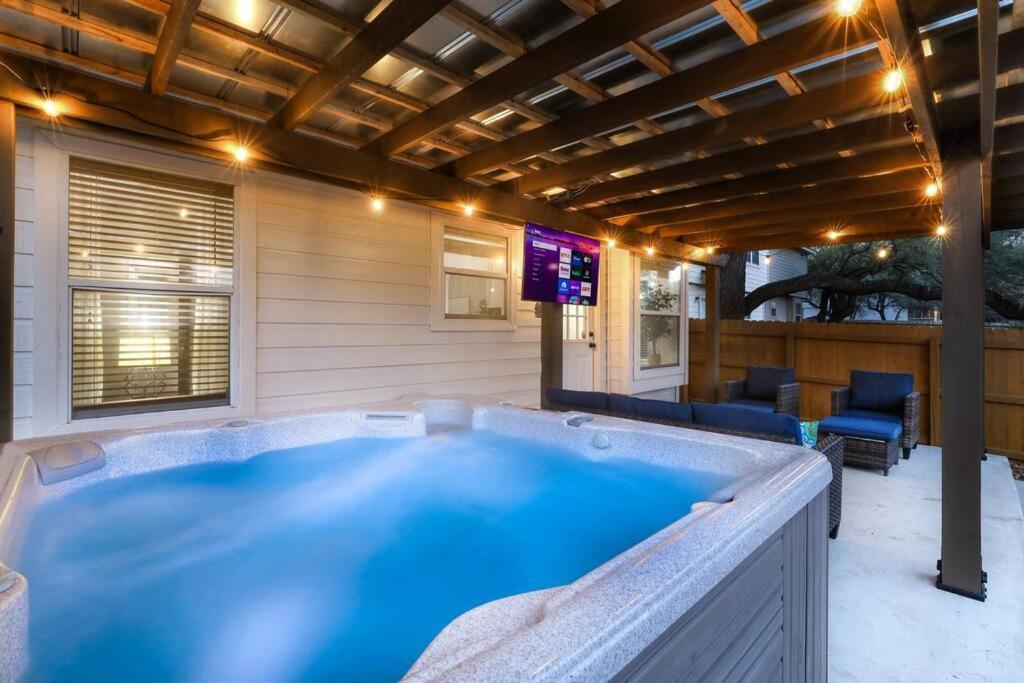 10 mi Lackland BMT HotTub Game Room Bocce Ball SeaWorld in San Antonio, United States