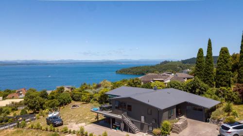Acacia Bay Bach Views Spa & Serenity Taupo — 4-Star Luxury Hotel in Taupo, New Zealand
