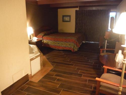 Budgetel Inn & Suites Hotel - photo 8