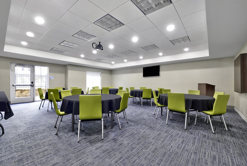 Holiday Inn Express Hotel & Suites Kansas City Grandview by IHG - photo 47