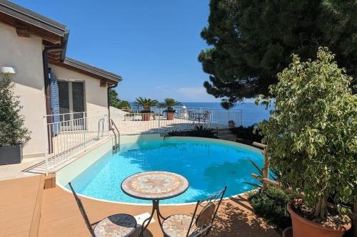 Villetta Con Piscina Su Terrazza Vista Mare — 4-Star Luxury Hotel in San Remo, Italy