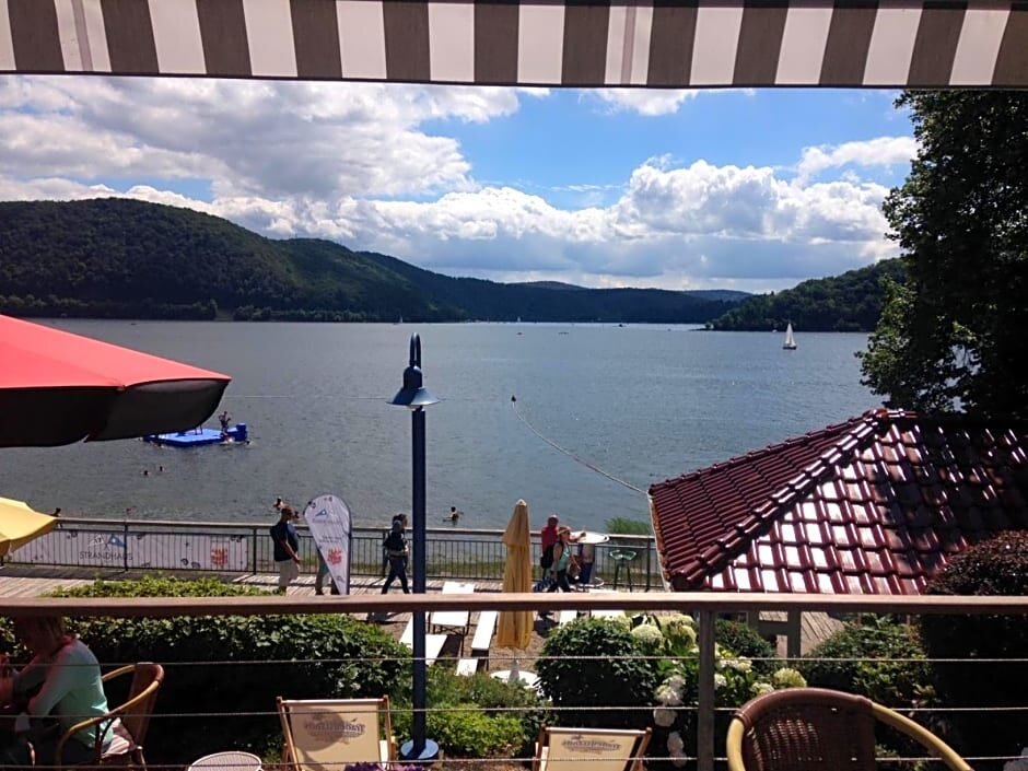 Strandhaus Edersee Kaminzimmer Seeblick Badestrand Seeterrasse — Waldeck
