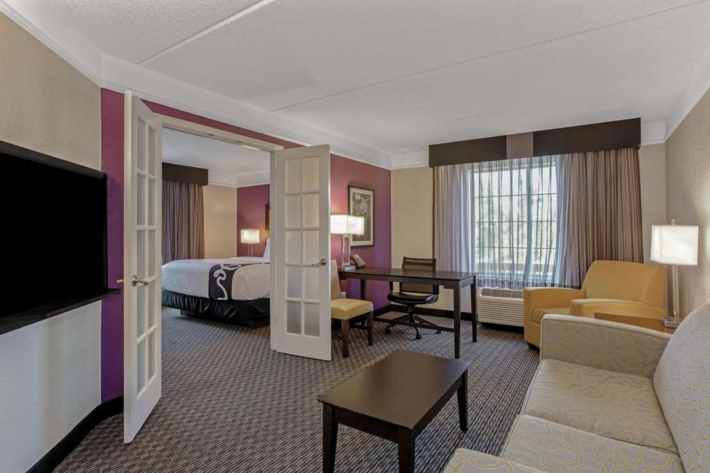 La Quinta Inn & Suites by Wyndham Orlando Airport - photo 58