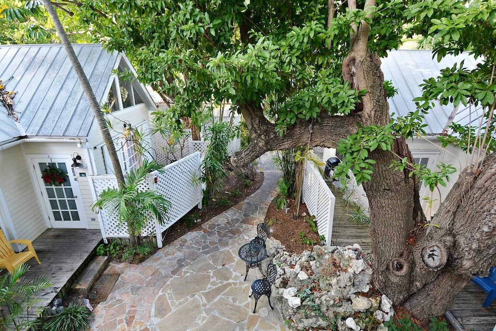 Tranquility by Avantstay Close to Duval St w BBQ & Shared Pool - photo 26