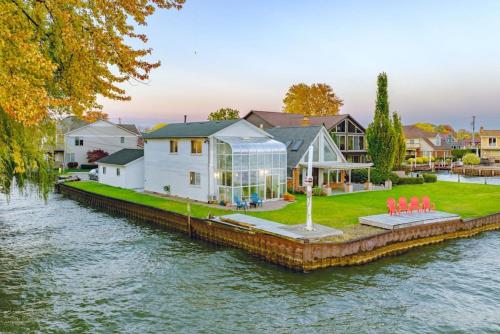 Enjoy Our Lakefront Paradise — 4-Star Luxury Hotel in Clinton, United States
