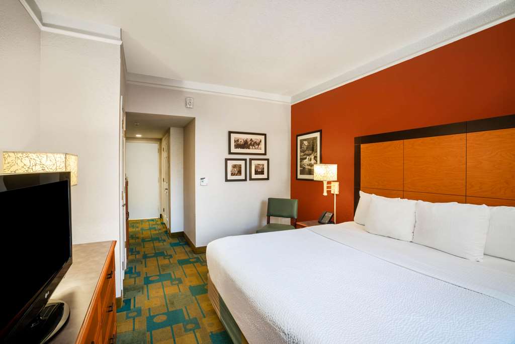 La Quinta Inn & Suites by Wyndham Nashville Airport Opryland - photo 19