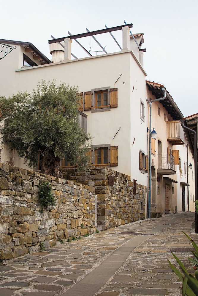Aldilà Art Rooms Apartment and Vacation House — 4-Star Luxury Hotel in Smartno Pri Litiji, Slovenia