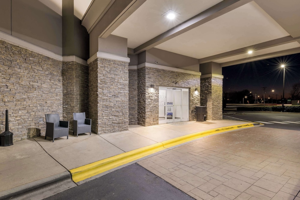 Hampton Inn & Suites Charlotte Airport - photo 52
