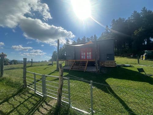 Maringotka Květuška ubytování na farmě - carbon neutral hotel in Unknown City
