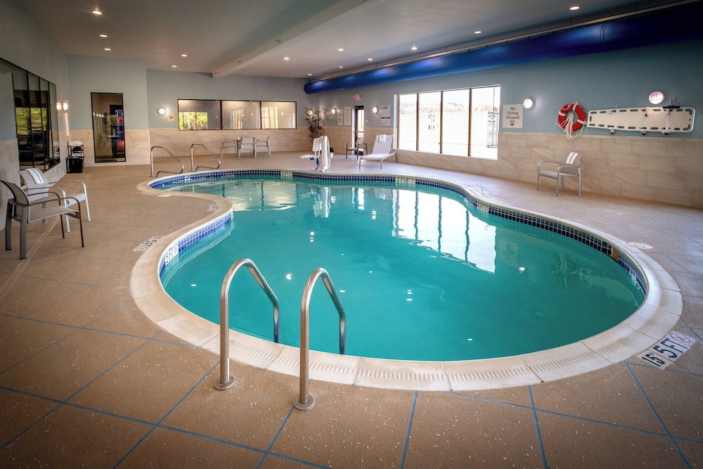 Holiday Inn Express and Suites Fairmont by IHG - photo 40