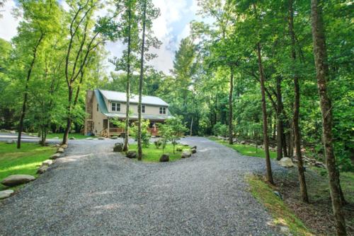 Cork's Creekside By Stony Brook Cabins — 4-Star Luxury Hotel in Newport, United States