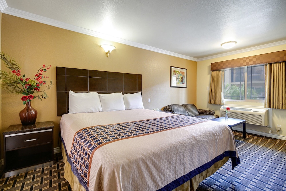 Hacienda Inn - photo 7
