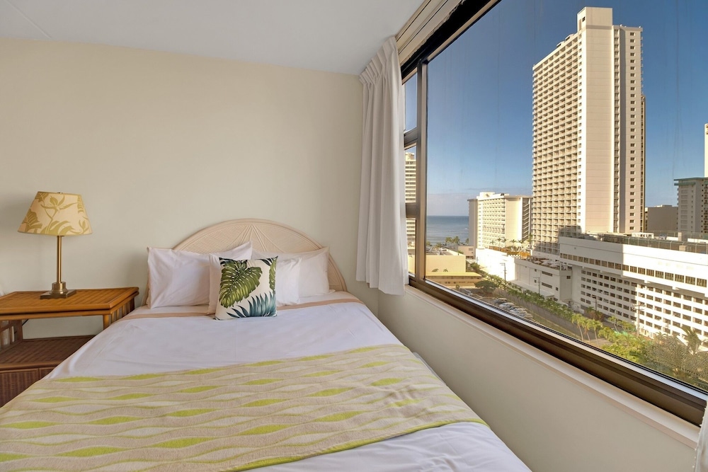 Spacious and Comfortable Ocean View Waikiki Banyan Condo FREE Parking by Koko Resort Vacation Rentals - photo 2