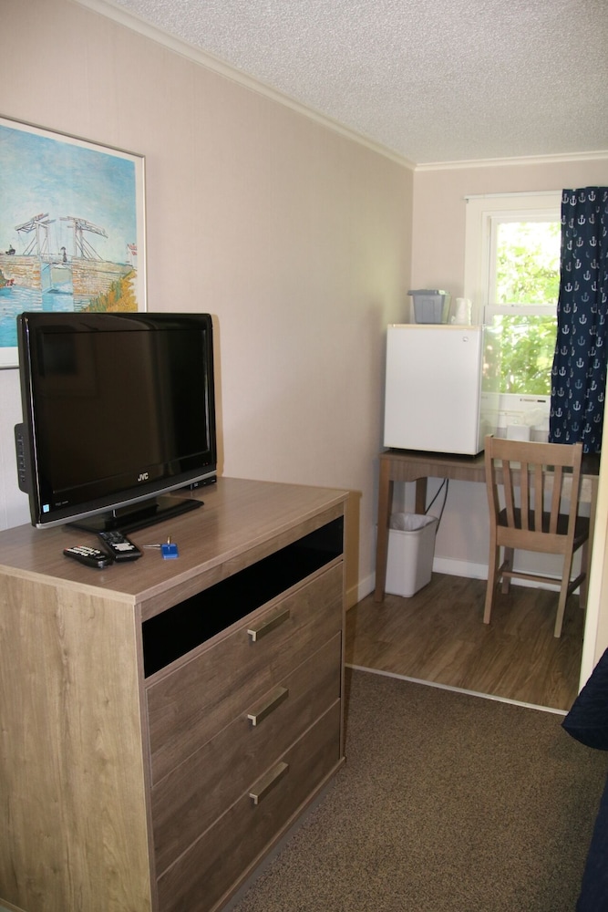 West Winds Motel & Cottages - photo 79