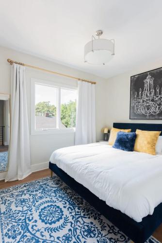 Spacious 4BR Rooftop Patio Garage Walk to Faves 5 Mins to Nissan Stadium Less than 10 Mins to Broadway 24 Hr Hospitality Great for Groups — 4-Star Luxury Hotel in Nashville, United States