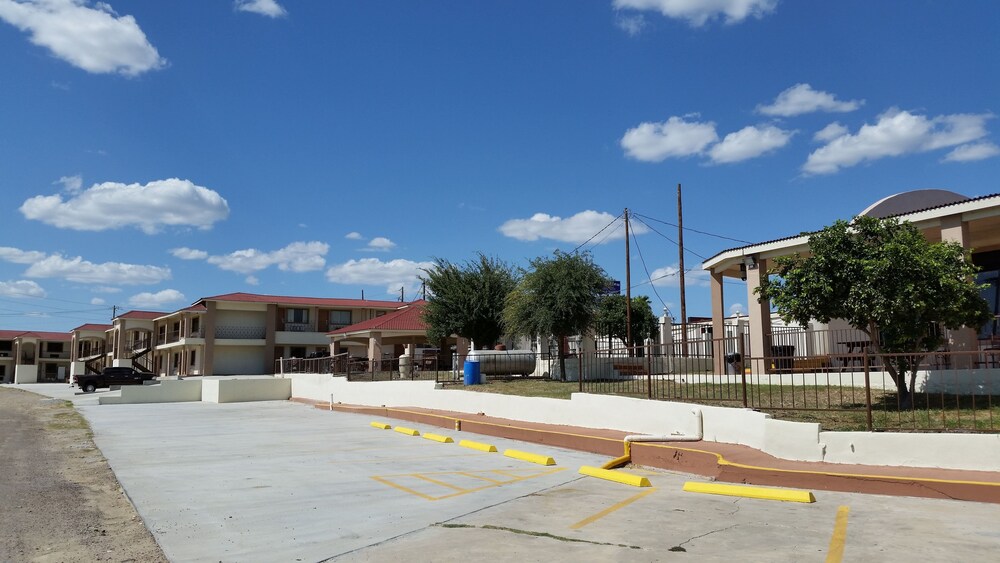 Lakeview Inn & Suites - photo 37
