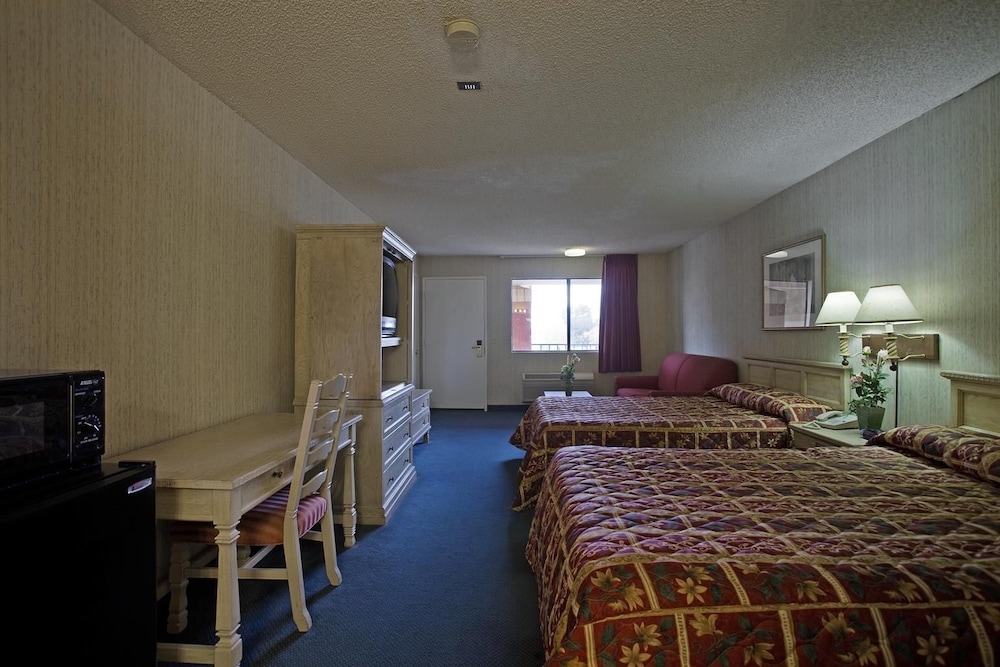 Days Inn by Wyndham Hemet - photo 13