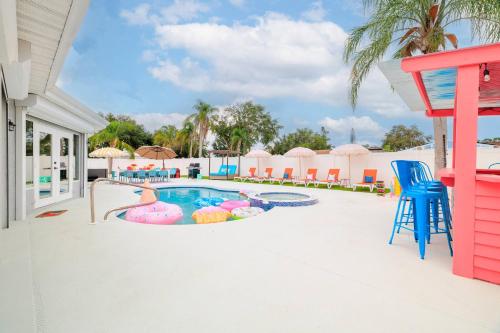 Cozy 3BD Sweet Memories Pool Games & Hot Tub in Bradenton, United States