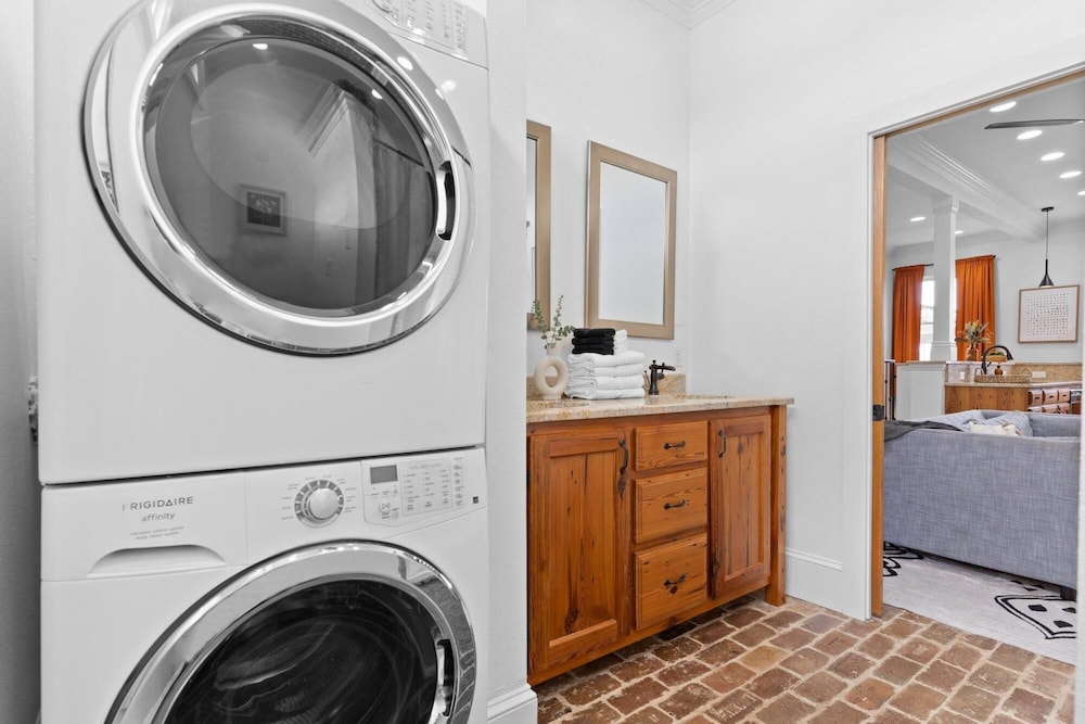 Mid City 2BR w Balcony Near Canal Streetcar - photo 25