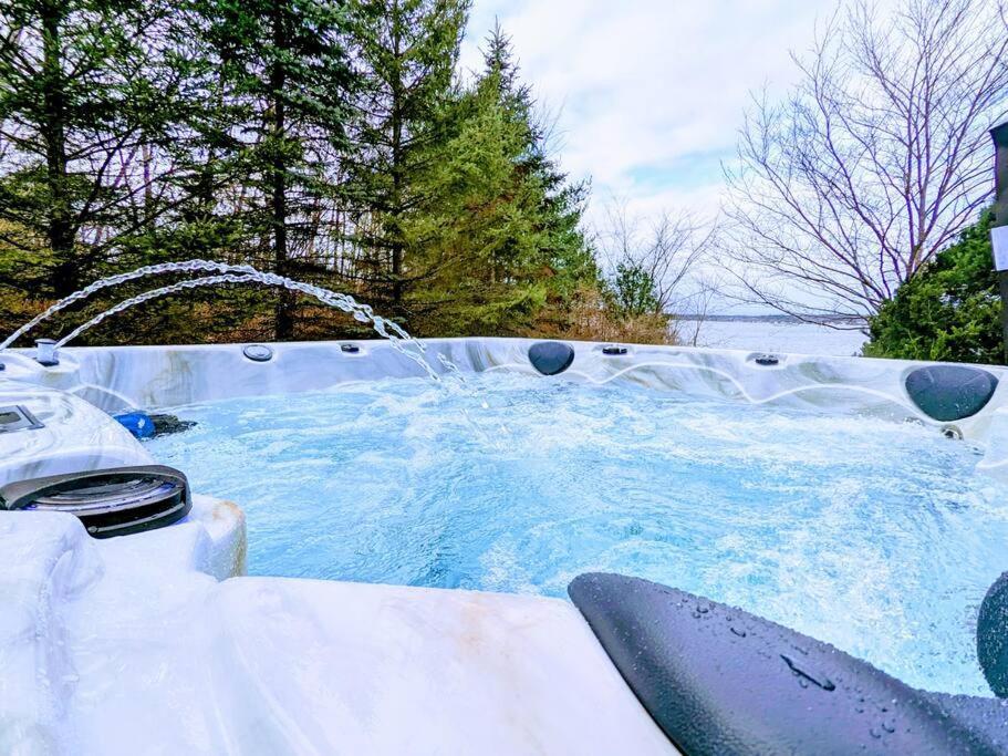 Artemis Lakehouse Hot Tub Lakefront & Racetrack in Saratoga Springs, United States
