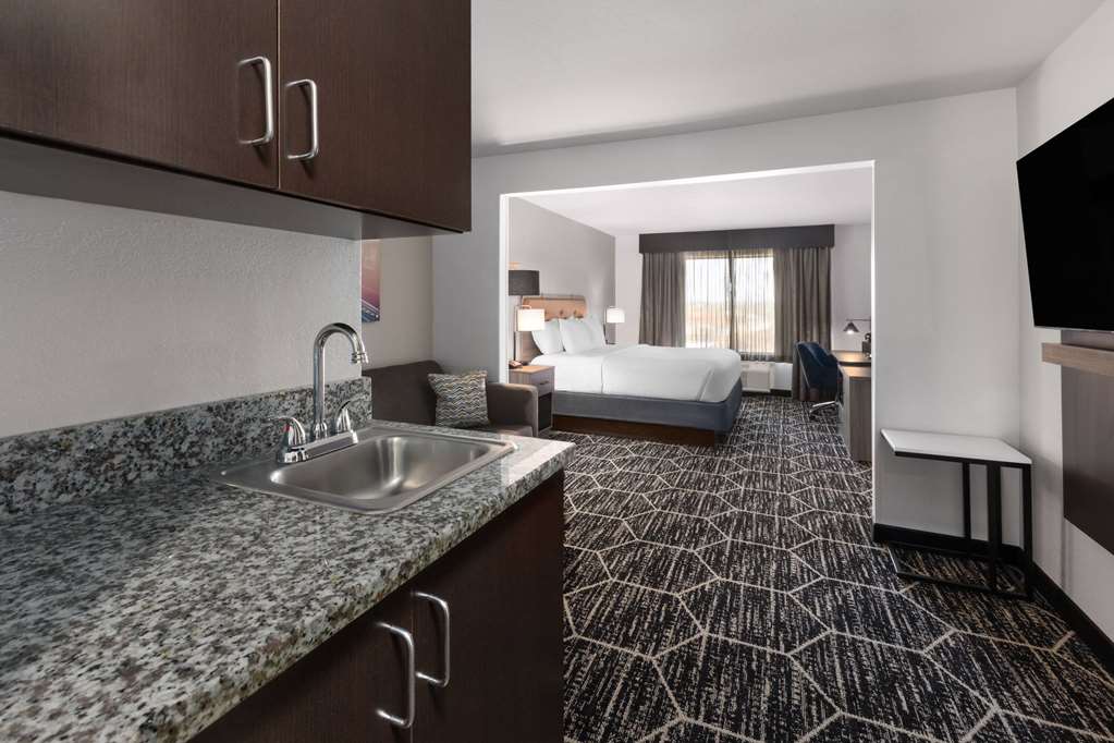 La Quinta Inn & Suites by Wyndham Meridian - photo 26