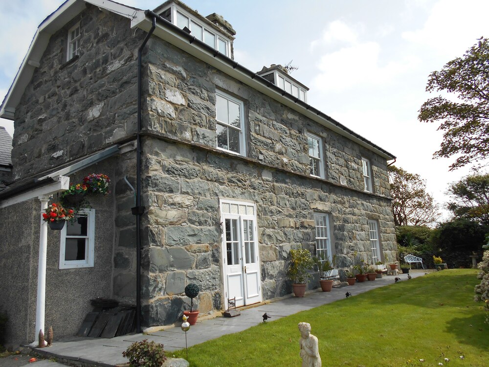Hendre Clochydd Hall — hotel in Barmouth