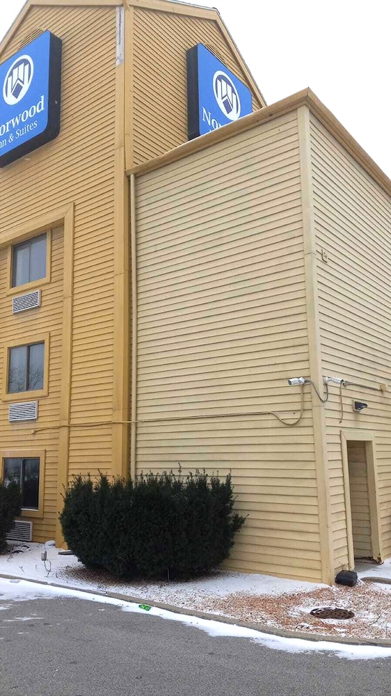 Norwood Inn & Suites Milwaukee - photo 39