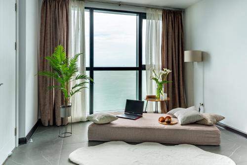 Ocean Breeze Retreat Honeymoon Apartment with Sea View in Porta Batumi Tower