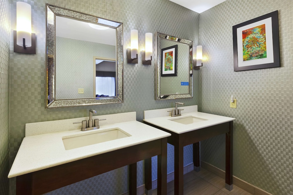 Hampton Inn Clinton - photo 17