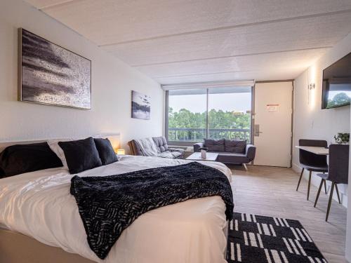 Bright and Private Suite with Everything You Need - photo 39