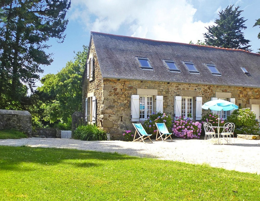 Stone House Near Pink Granite Coast Beaches — 4-Star Luxury Hotel in Plougrescant, France