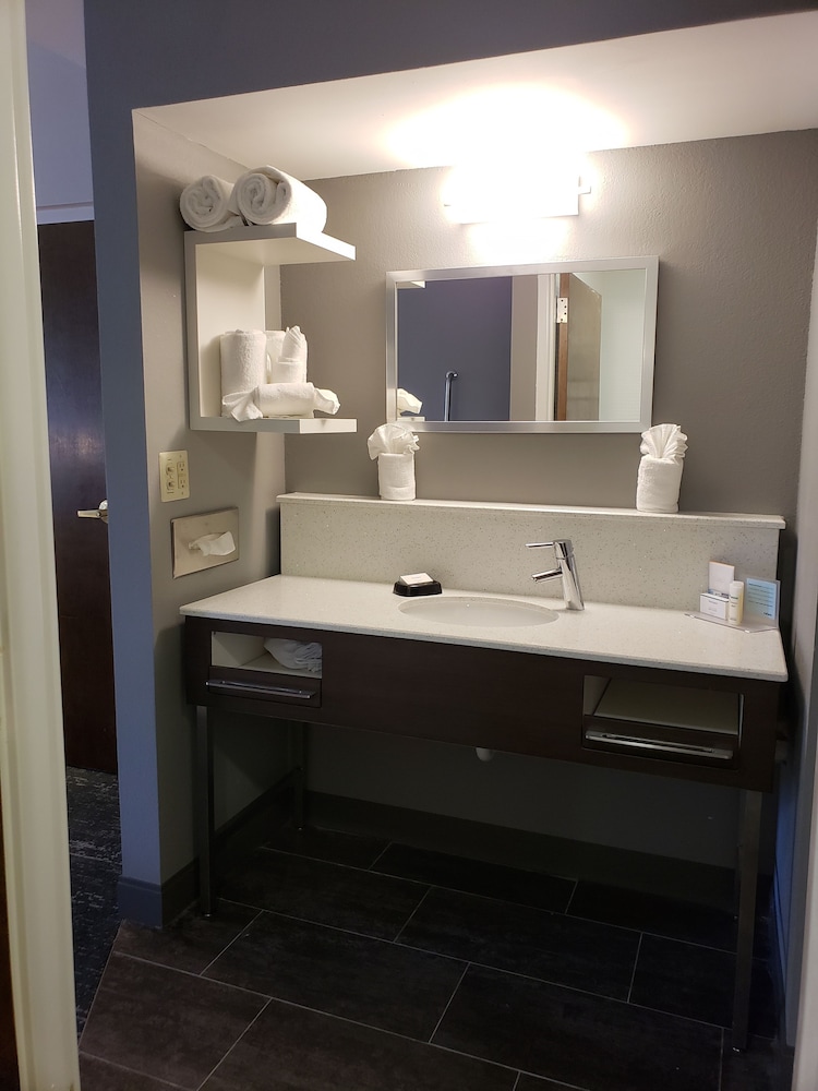 Hampton Inn & Suites Newtown - photo 106