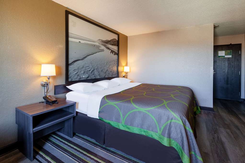 Super 8 by Wyndham Roseville Detroit Area - photo 23
