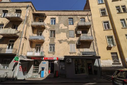 Stylish 3BR Apt near Mziuri Park By Wehost