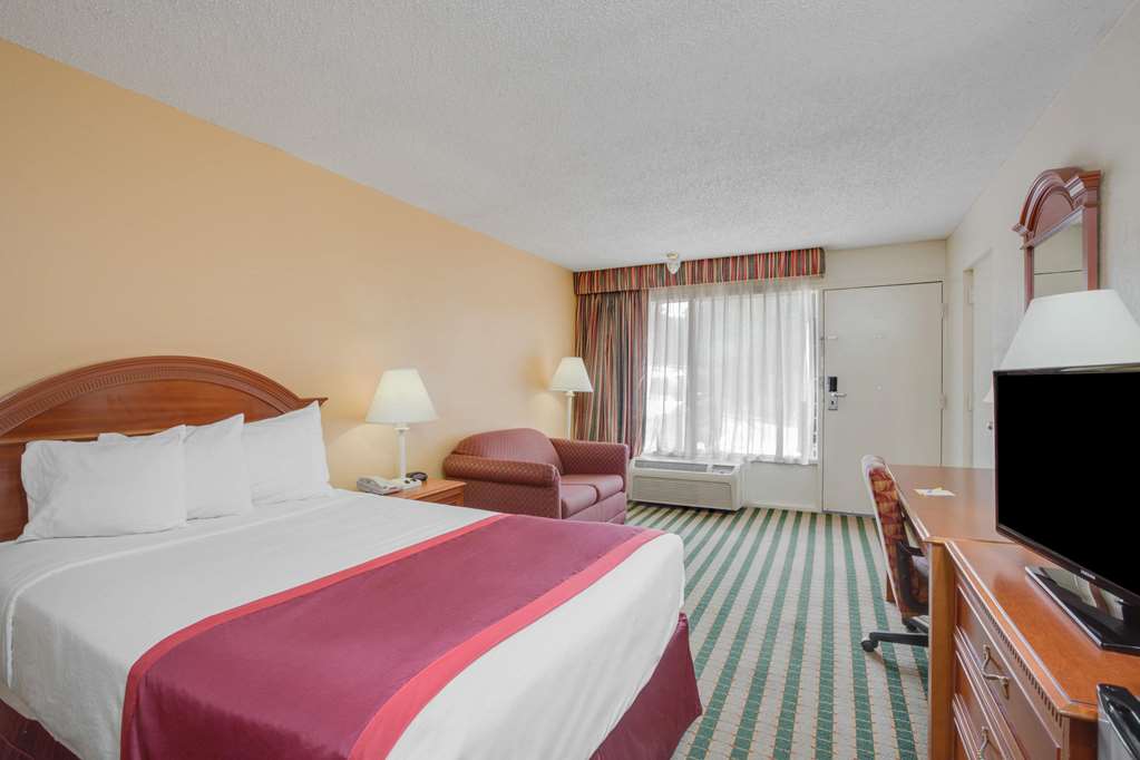 Days Inn by Wyndham Asheville West - photo 13