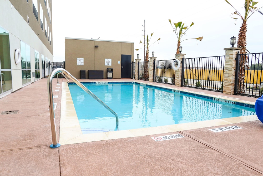 Holiday Inn Express & Suites Houston IAH Beltway 8 by IHG - photo 40