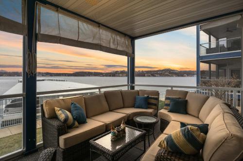 Lakefront 4br Luxury Sleeps 13 Pool Hot Tub — Lake Ozark