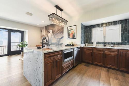 HostWise Stays Grandview Penthouse Sweeping City Views High End Living — 4-Star Luxury Hotel in Pittsburgh, United States