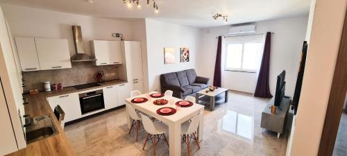 Seaside Serenity 8 few mins walk to the beach by QuickTrips — 4-Star Luxury Hotel in Mellieha, Malta