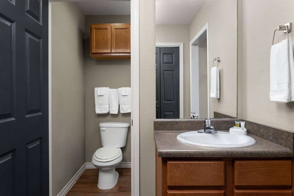 Eagle's Den Suites Kenedy a Travelodge by Wyndham — hotel in Kenedy
