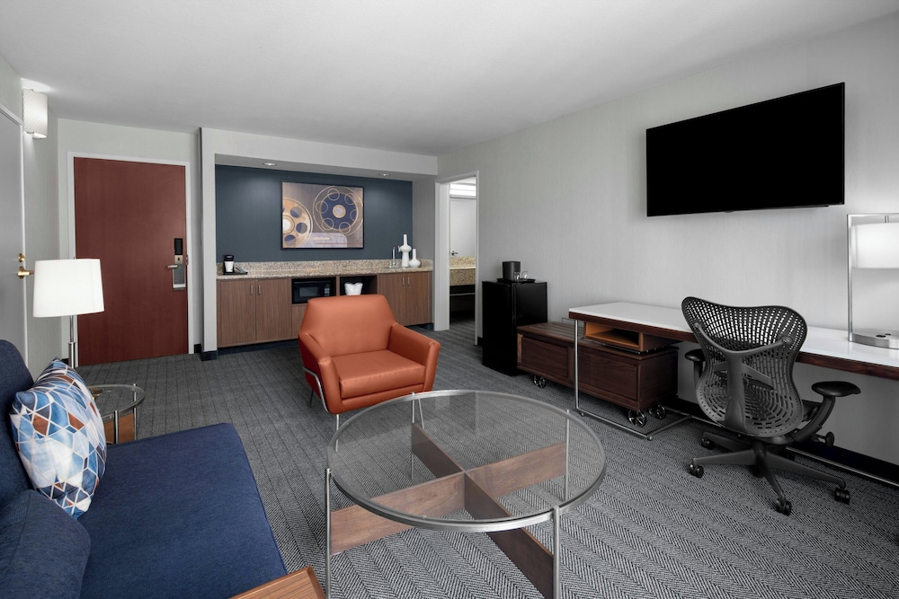 Courtyard by Marriott Los Angeles Burbank Airport - photo 12