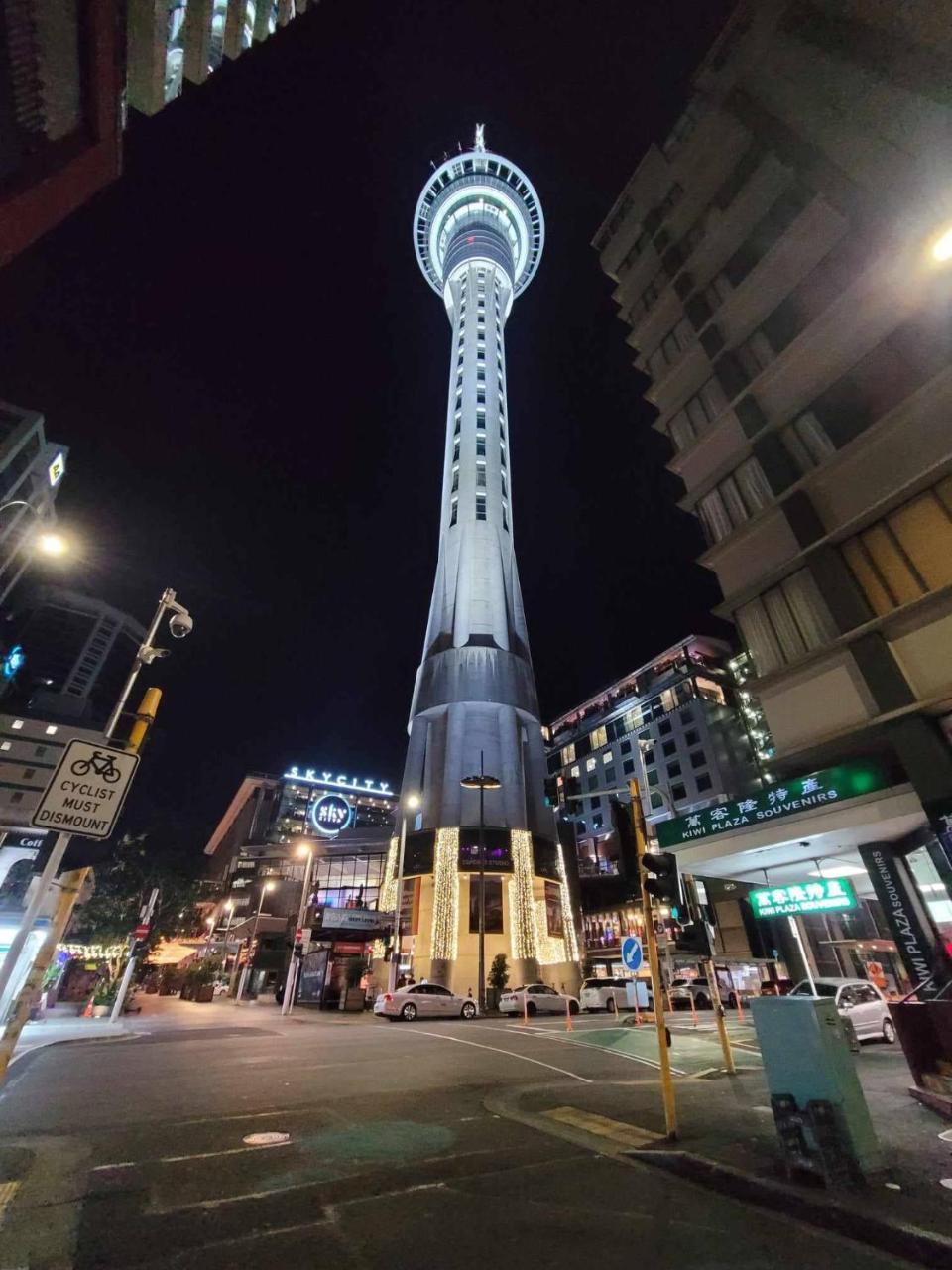 Sky tower just next DOOR FREE parking — eco-hotel in Auckland