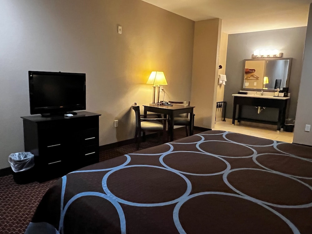 Super 8 by Wyndham Center - photo 17