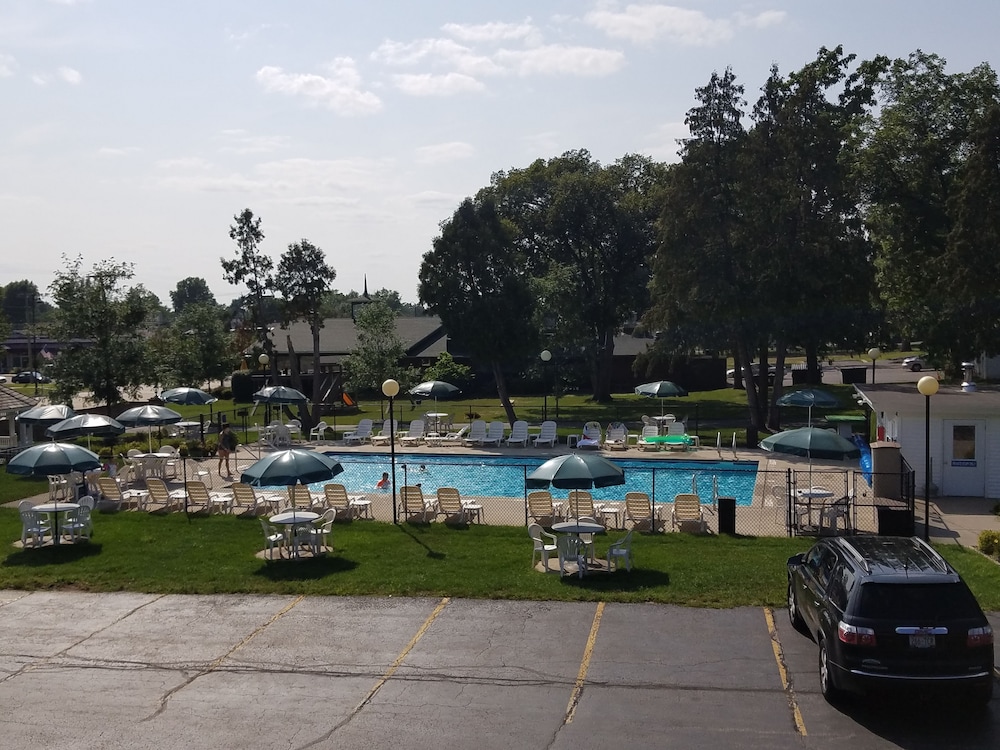 Amber's Inn & Suites - photo 28