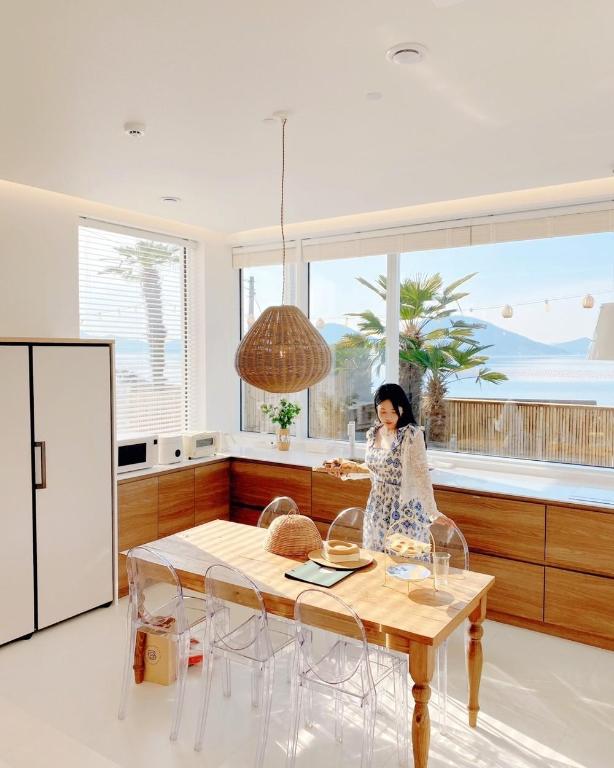 On the Sunset Mansion in Unknown City, South Korea