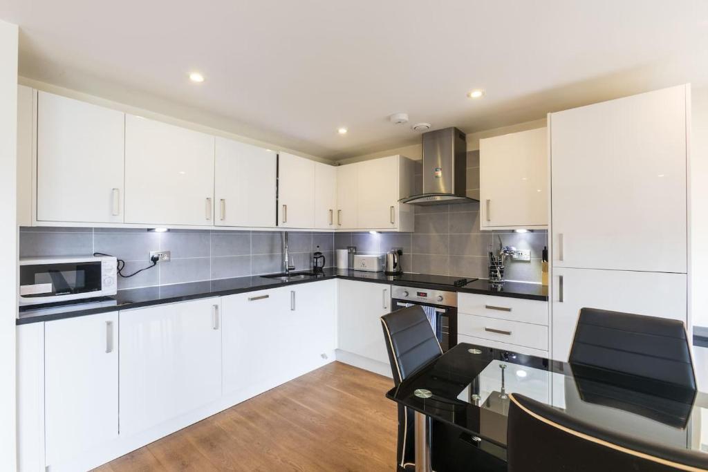 Modern 2 Bed 2 Bath Apartment Hyde Park — 4-Star Luxury Hotel in London, United Kingdom