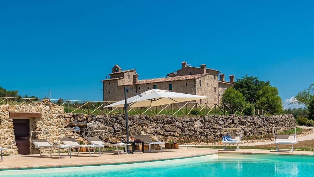 Santa Illuminata 20 Emma Villas — 4-Star Luxury Hotel in Massa Martana, Italy