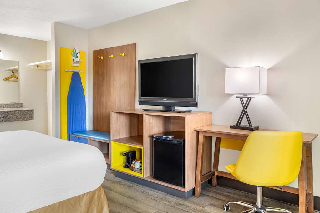 Days Inn & Suites by Wyndham Rocky Mount Golden East - photo 34